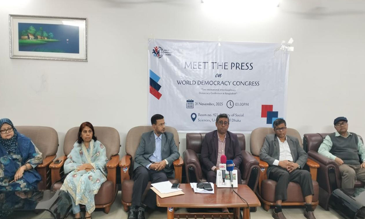 সংবাদ সম্মেলন গণতন্ত্র সম্মেলনের বিস্তারিত জানাচ্ছেন ঢাবি অধ্যাপক কাজী মোহাম্মদ মাহবুবুর রহমান।